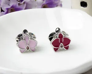 Detalle de dijes de flores de aleación con esmalte y circón rosa para pulseras