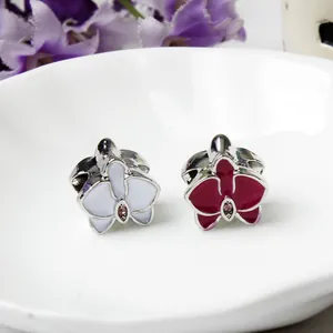 Detalle macro de cuentas de orquídea con flores de esmalte y circón para pulseras DIY