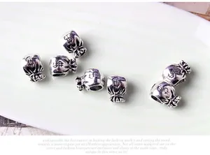 Vue détaillée de perles de sac d'argent en argent vintage avec gravure de signe dollar