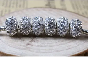 Primer plano de pulsera de cadena de serpiente plateada con seis dijes de cristal brillante