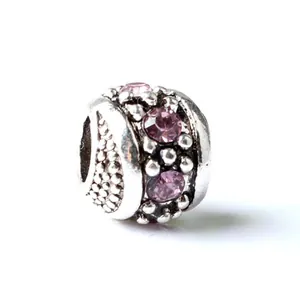 Abalorio de plata con cristales rosas y textura granulada para las pulseras
