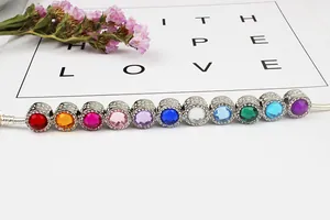 Vista macro de cuentas de opale facetadas multicolores y dijes de cristal en pulsera de plata