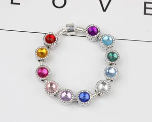 Detalle macro de cuentas de cristal ojo de gato facetadas en una pulsera de serpiente