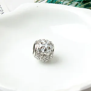 Schneeflocken-Anhänger mit Strasssteinen und weißer Emaille für Bettelarmbänder