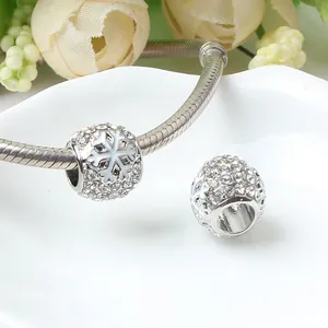 Weihnachtliche Schneeflocken-Perle mit Kristallen und weißer Emaille an Schlangenkette