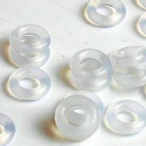 Gros plan de joints toriques en silicone transparent pour bracelets et bijoux