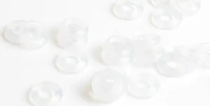 Vue rapprochée de joints toriques en silicone translucide pour le positionnement de perles