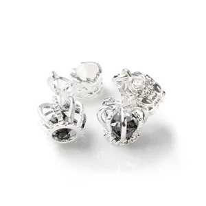 Pendientes de corona de plata con gema negra facetada y detalles de micro-pavé finos