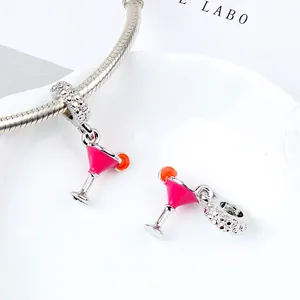 Makroaufnahme von Cocktailschalen-Anhänger mit Emaille und glitzernden Zirkonia-Steinen