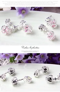 Detalle de colgantes de corona de plata con cristales rosas y negros para pulseras DIY