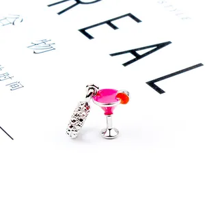 Modisches Armband mit Cocktailshaker und rosa Martiniglas-Anhänger für Damen