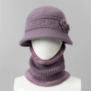 Detalle de conjunto gorro de punto para ancianas con decorado floral y forro polar suave