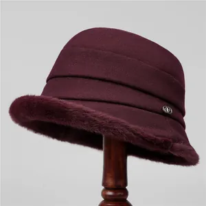 Cappello cloche in lana bordeaux per donne anziane con bordo in peluche e decoro metallico