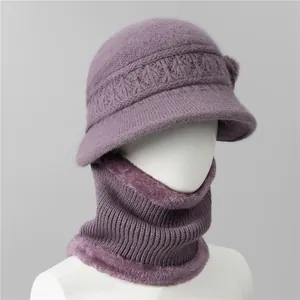 Detalle del conjunto de gorro de punto morado con forro de piel sintética y decoración