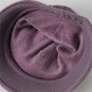 Detalle del forro polar morado grueso dentro del gorro de punto de invierno para mujer