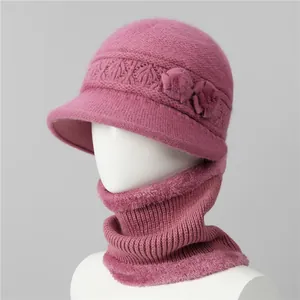Detalle de conjunto de gorro y bufanda de punto para invierno con adornos florales