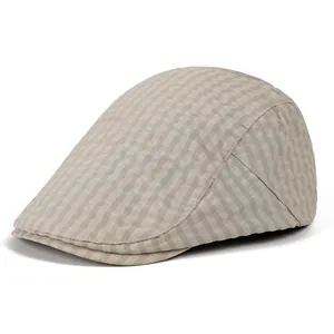 Detailopname van de Britse geruite platte pet met beige gingham patroon textuur