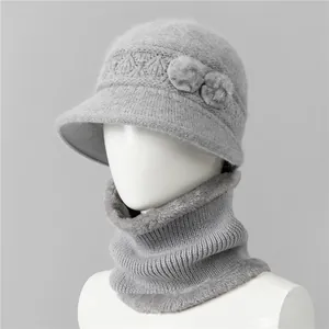 Detalle del gorro de punto gris y calentador de cuello con forro de piel sintética para ancianas