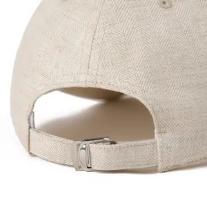 Dettaglio cappello in lino beige con cinturino regolabile e fibbia in metallo argento