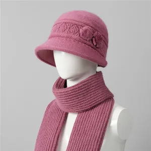 Detalle de conjunto de gorro y bufanda de punto rojo rosa con flores 3D para señoras