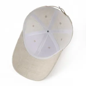 Berretto in lino beige con struttura interna visibile e cuciture traspiranti