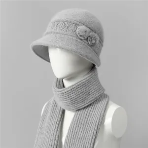 Detalle de conjunto de gorro y bufanda de punto gris suave para ancianas