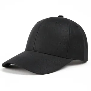 Dettaglio del cappello da baseball nero in lino con trama a spina di pesce traspirante
