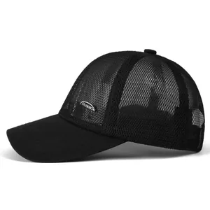 Ademende zwarte mesh baseballpet voor heren met modieus zilveren metalen logo
