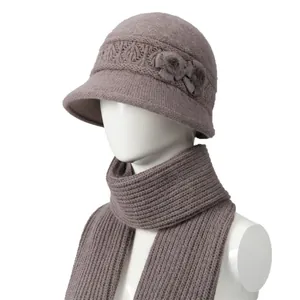 Conjunto de gorro y bufanda de invierno para mujer en rosa loto con flores suaves