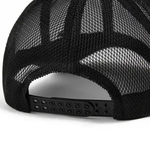 Detail van ademende meshstof en verstelbare snapback-sluiting op zwarte truckerpet