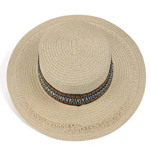Boho Strohhut mit flacher Krone, breiter Krempe und bunt gewebtem Ethno-Zierband