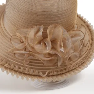 Chapeau de soleil en organza doré avec détails floraux et paille tissée respirante
