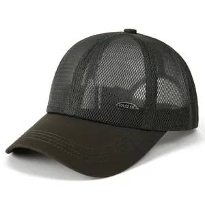 Detail van legergroene mesh baseballcap met metalen fashion-embleem en ademende netstructuur