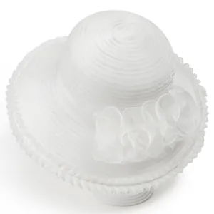 Détail d'un chapeau de soleil en organza blanc avec décorations florales superposées