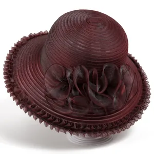 Détail d'un chapeau de soleil bordeaux en organza avec fleur et bord plissé élégant