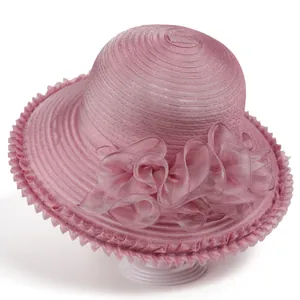 Détail d'un chapeau de soleil en organza rose avec grande fleur en maille et bord ondulé