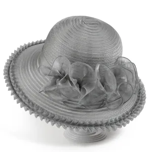 Détail d'un chapeau de soleil gris argenté avec fleur en organza et bord ondulé