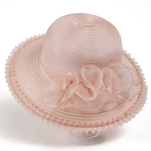Détail d'un chapeau de soleil rose en organza avec grande fleur et bordure ondulée chic