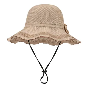 Κομψό ψάθινο καπέλο ηλίου σε χακί χρώμα με λουλούδι και κυματιστό γείσο για προστασία