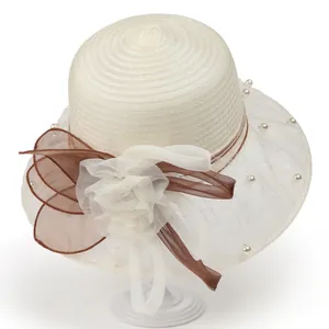 Détail d'un chapeau d'été élégant avec fleur en organza et perles décoratives pour femmes