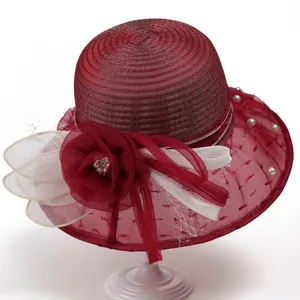 Détail du chapeau en organza bordeaux avec fleurs en soie et perles blanches