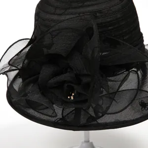 Elegante cappello da sole in organza nera con grande fiore in tessuto e perle chic