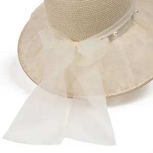 Cappello di paglia elegante con tesa in pizzo, fiocco in organza e decori di perle