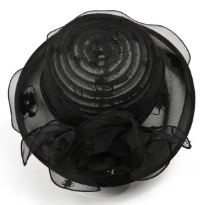 Elegante cappello da sole in organza nera da donna con grande fiore e tesa ondulata