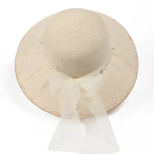 Elegante cappello di paglia beige con pizzo floreale, fiocco grande e perle