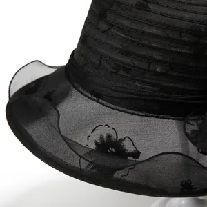 Dettaglio cappello parasole in organza nera con ricamo floreale e mesh