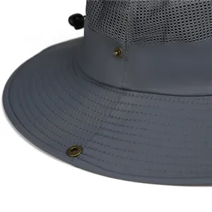 Detailansicht eines dunkelgrauen Outdoor-Hutes mit atmungsaktivem Mesh und verstärkter Krempe