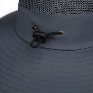 Makro-Detail von atmungsaktivem Mesh und verstellbarem Kordelzug am grauen Sonnenhut
