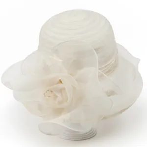 Dettaglio di un elegante cappello da sole in organza avorio con un grande fiore 3D