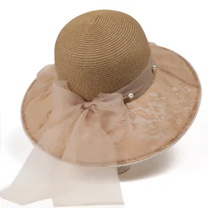 Dettaglio della trama di paglia e dell'elegante tesa in pizzo con accenti di perle